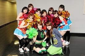 埼玉ブロンコス・チアリーダーズ所属の本学卒業生と記念写真