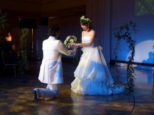 本番の一幕。新郎自ら花束を作って新婦に贈るところから人前式はスタートしました。