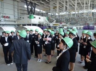 熱心にメモを取りながらの見学