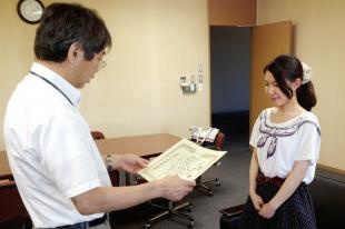 学長より賞状が手渡されました。