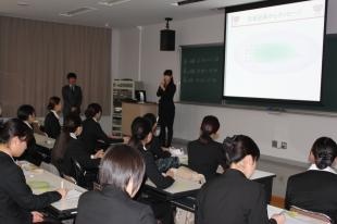 本学OGの説明に、熱心にメモを取る学生たち