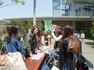 入部希望者に対して丁寧に説明する姿が見られました。