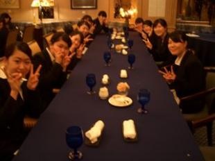 コース料理は初めてのメンバーも多く、 綺麗に盛りつけられたお料理とフォークやナイフを前に固まる姿もしばしば。 最初のうちは極度の緊張状態だったようですが、 次第に給仕して下さるスタッフの方々の動きにも目が向くようになり、 授業で学んでいる内容がそのまま実践されている様子に感動していました。