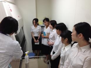 指扇病院で医療機器を前に真剣に説明を受ける