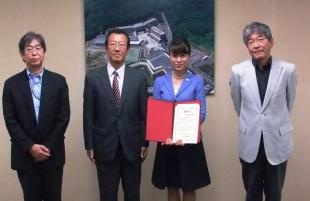 学長、両学科長と、表彰された森川佳世教授（左から3人目）