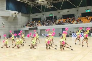 大勢の観衆の前でパフォーマンス