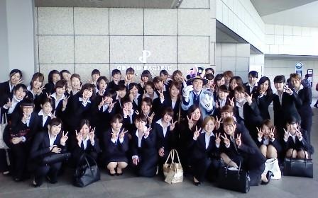 ホテル玄関前で勢ぞろい