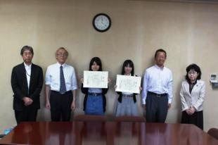 学長、担当の教員と記念撮影