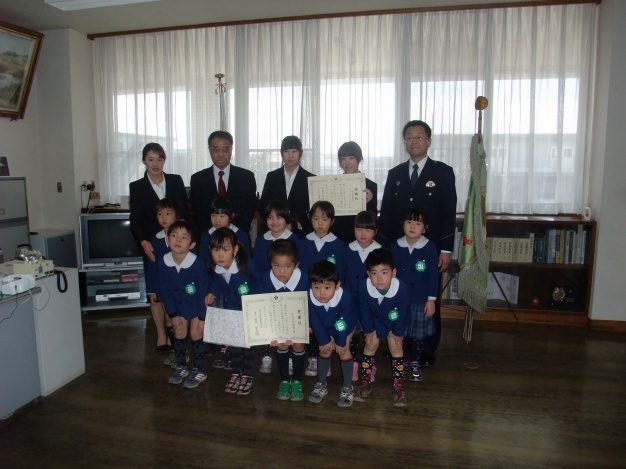 キャンペーンに協力してくれた「わかば幼稚園」の園児たちと一緒に記念撮影