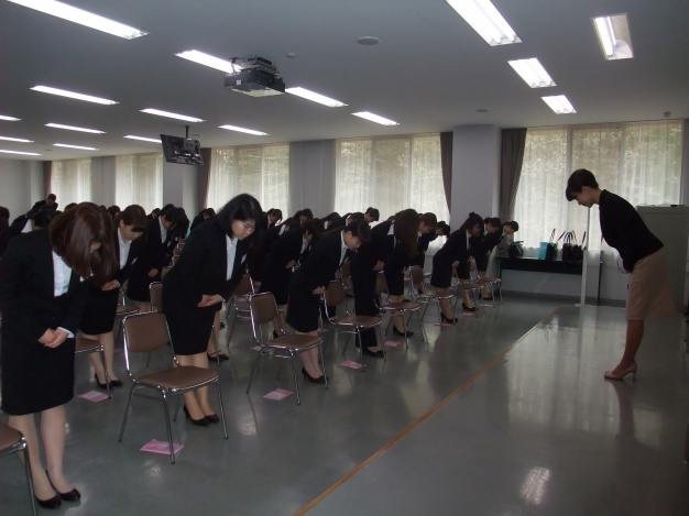 お辞儀もきれいになってきました。