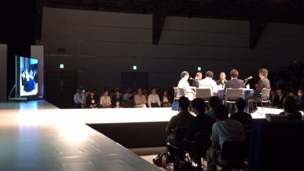 シンポジウム会場にて　一番前の席で鑑賞