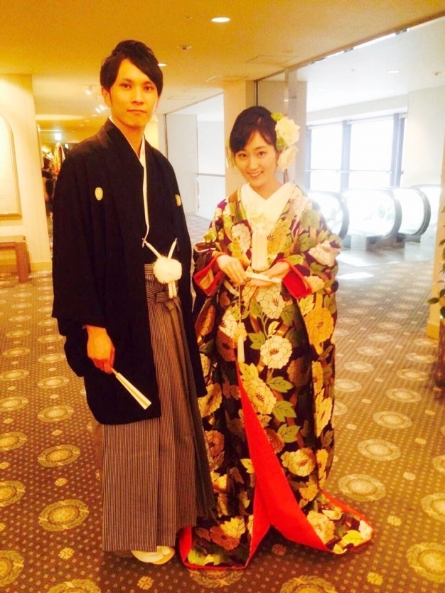 和装のモデルは黒引き振袖