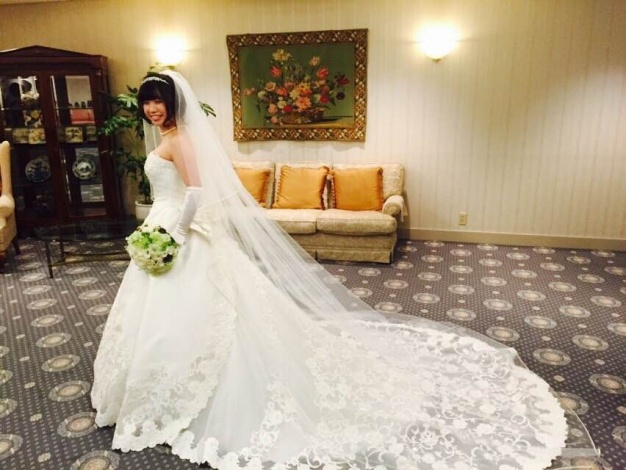 洋装のモデルはトレーンの長いプリンセスラインのドレス