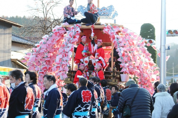 町内を練りまわる笠鉾