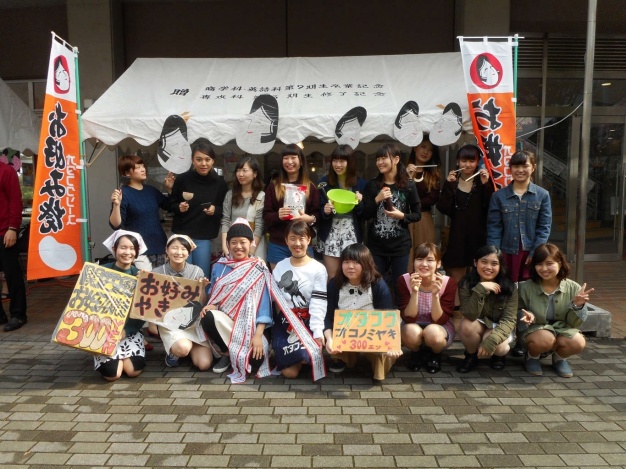 模擬店の写真です。沢山の手作りオタフクさんを飾りました。