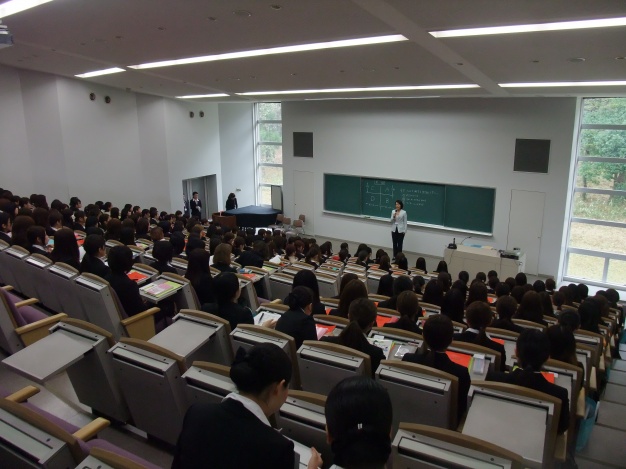 まずは大教室で、全体説明。