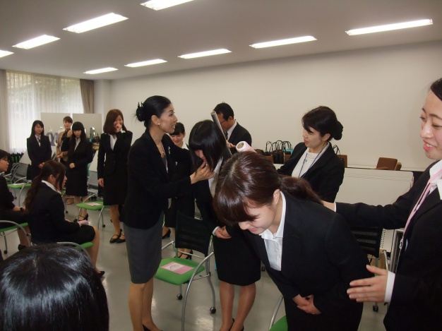 ＳＡＩＪＯ棒を使ってお辞儀の練習。