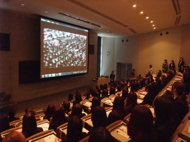 入学式と本日の１年生の様子をビデオにまとめて振り返り。自分たちの成長ぶりを目の当たりにできました！