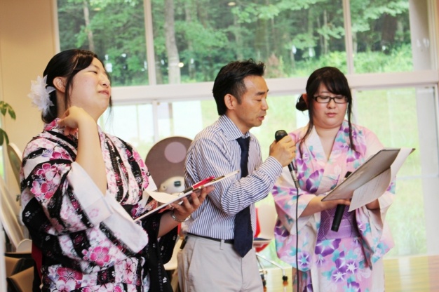 浴衣美人コンテストとカラオケ大会では齊藤准教授が「拍手センサー」で判定してくださいました