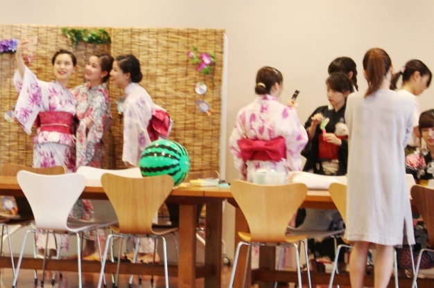 浴衣を着てきた学生のために、チェキコーナーを設置し撮影会