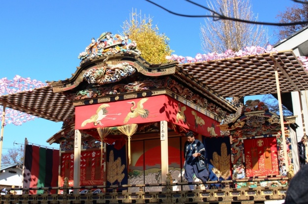 屋台に舞台をつなげて組み立てていました