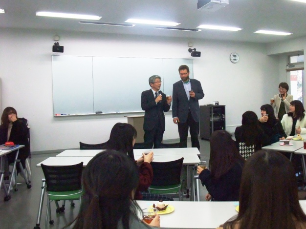 浅野学科長とBrinkman助教による乾杯