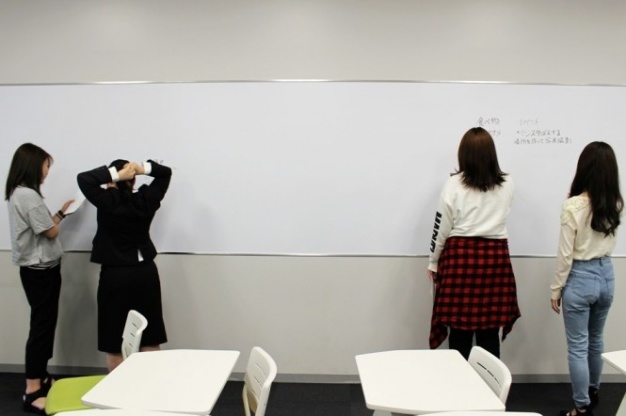 企画ごとにグループに分かれてアイデアを出し合います