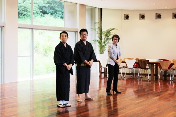 3人の先生方がカラオケ大会の審査をしてくださいました