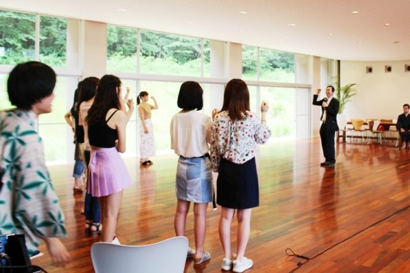 先生とじゃんけん大会、誰が勝ち残るかな