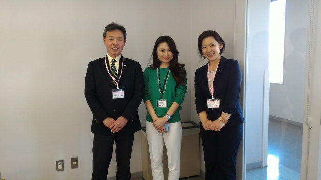 卒業生（中央）が、人事として来てくれました。４℃（ジュエリー）の人事です！かっこいい！！