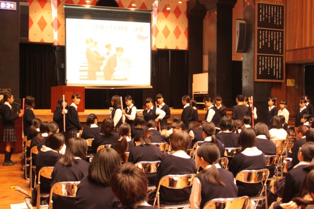 お辞儀の基本、美しい立ち姿をオリジナル「SAIJO棒」を使って実践。