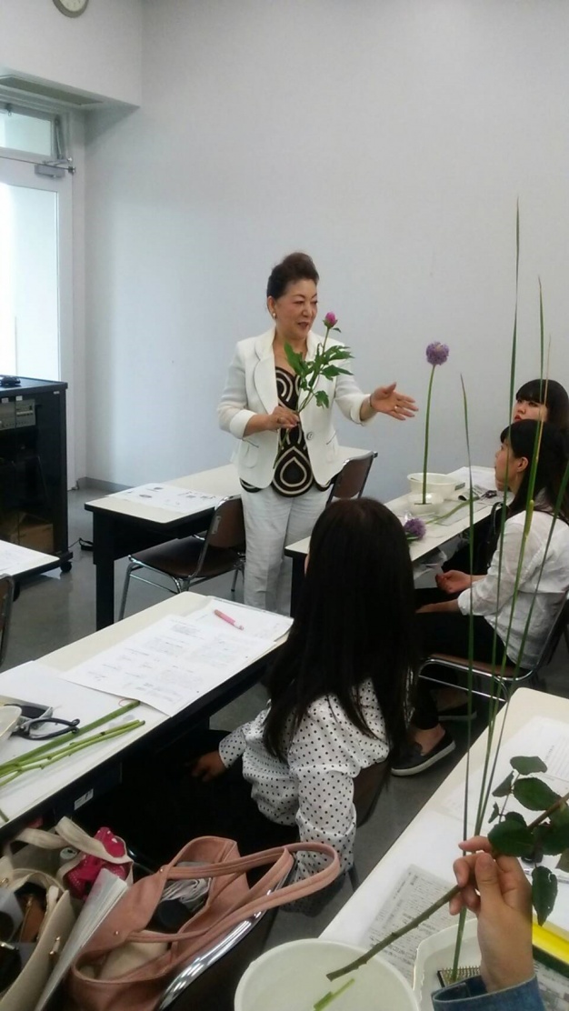 小宮研究員による華道の特別授業の様子（2018年5月28日）