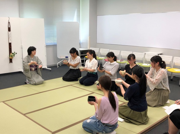 足立所長による茶道の特別授業の様子（2018年6月25日）