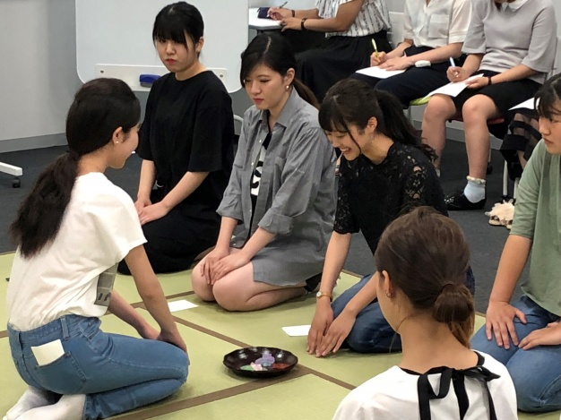 お茶やお菓子のいただき方を体験しながら学びました。